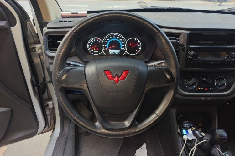 Used Wuling Hongguang V 2022 1.5L Enjoy Edition Hydraulic Power Steering LAR Steering Wheel