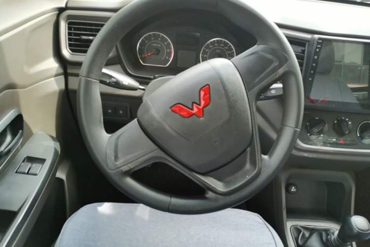 Used Wuling Hongguang V 2022 1.5L Jingqu Version Hydraulic Power Steering LAR Steering Wheel