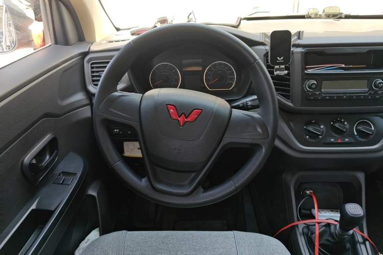 Used Wuling Hongguang V 2022 1.5L Enjoy Edition Electric-Powered LAR Steering Wheel