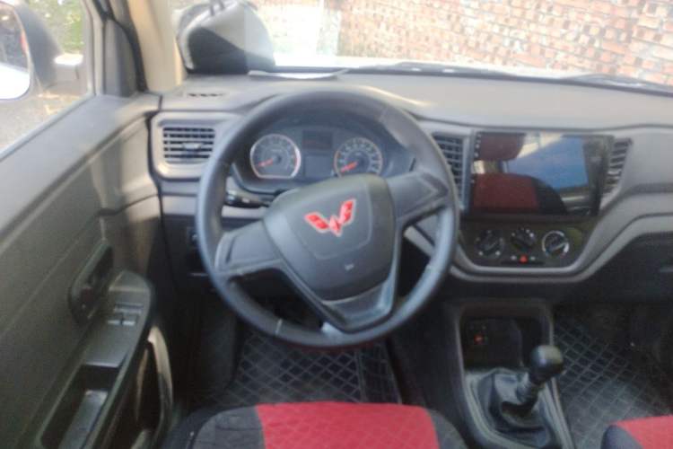 Used Wuling Hongguang V 2022 1.5L Enjoy Edition Electric-Powered LAR Steering Wheel