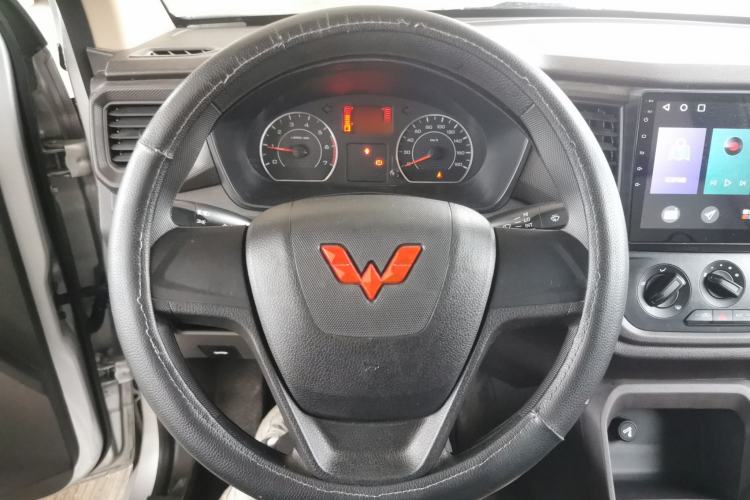 Used Wuling Hongguang V 2022 1.5L Jingqu Edition Enclosed-Window Vehicle with Electric Power Steering LAR Steering Wheel