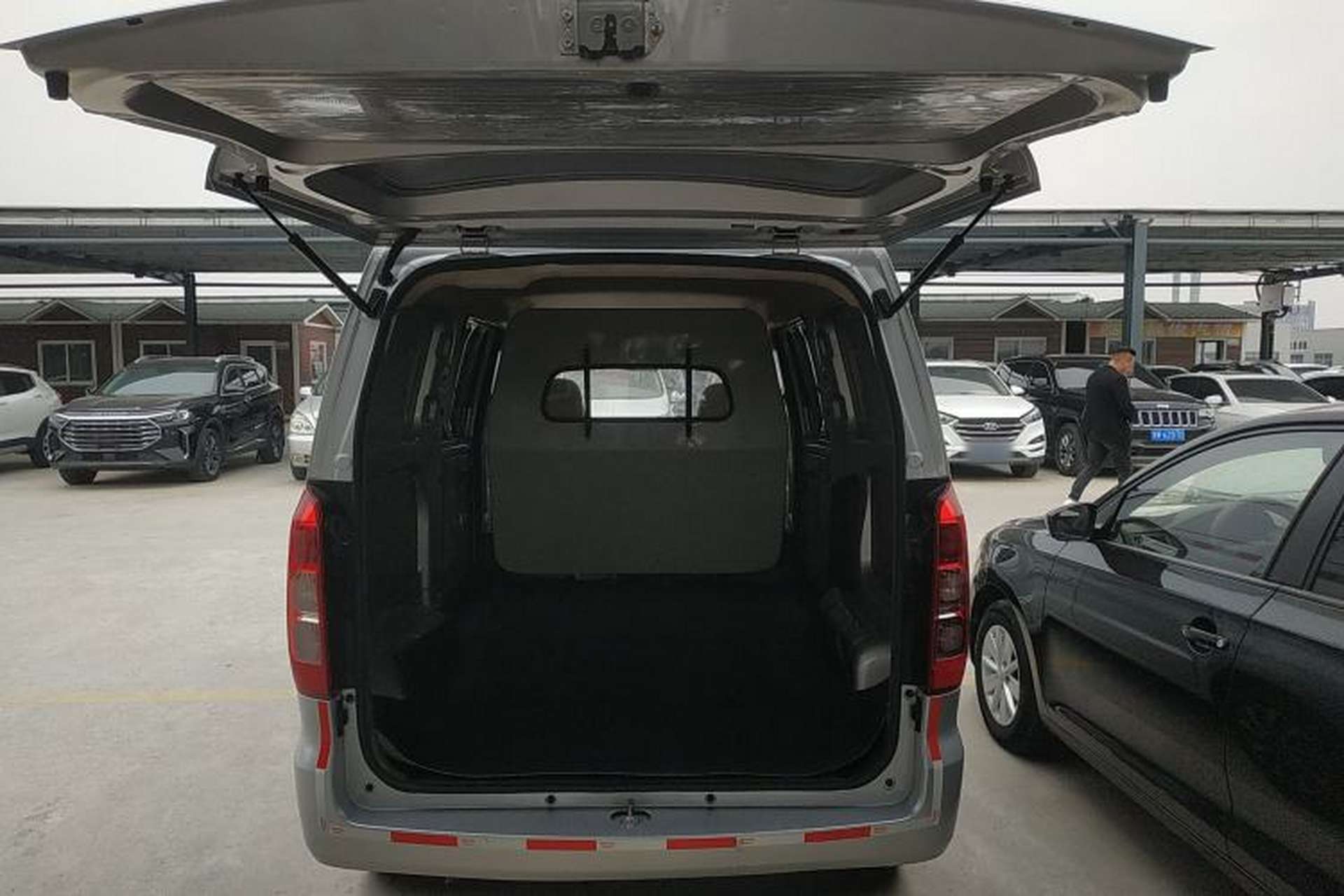 Used Wuling Hongguang V 2022 1.5L Jingqu Edition Enclosed-Window Vehicle with Electric Power Steering LAR Trunk