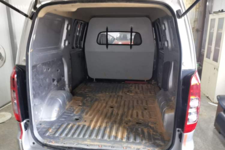 Used Wuling Hongguang V 2022 1.5L Jingqu Edition Enclosed-Window Vehicle with Hydraulic Power Steering LAR Trunk
