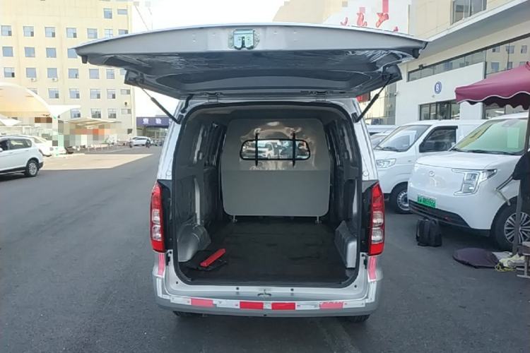Used Wuling Hongguang V 2022 1.5L Jingqu Edition Enclosed-Window Vehicle with Hydraulic Power Steering LAR Trunk