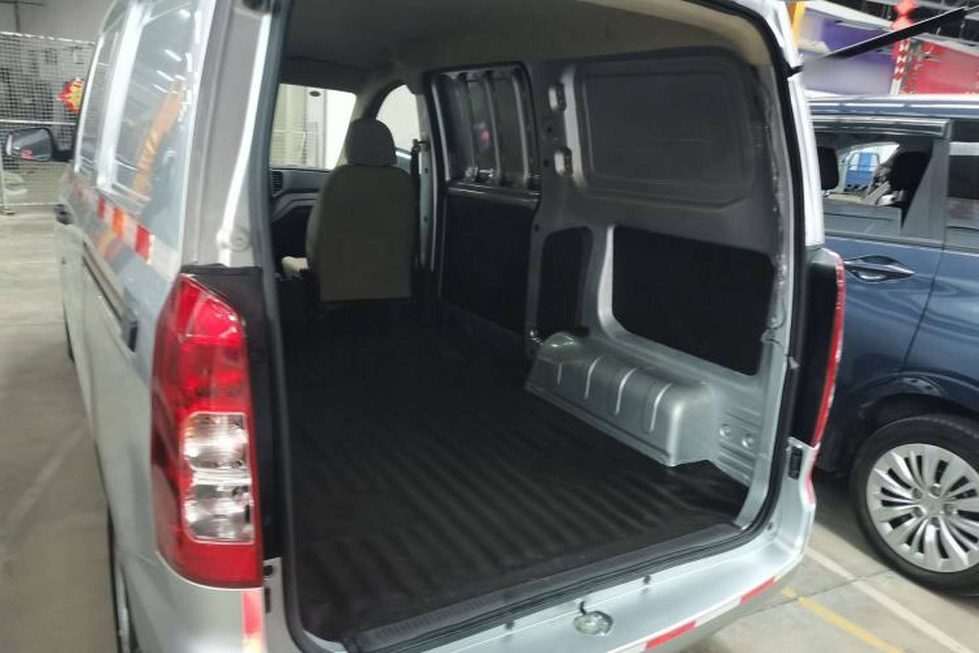 Used Wuling Hongguang V 2022 1.5L Jingqu Edition Enclosed-Window Vehicle with Hydraulic Power Steering LAR Trunk