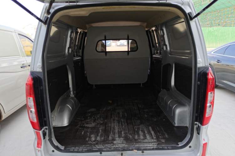 Used Wuling Hongguang V 2022 1.5L Jingqu Edition Enclosed-Window Vehicle with Hydraulic Power Steering LAR Trunk