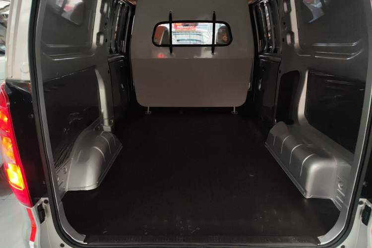 Used Wuling Hongguang V 2022 1.5L Jingqu Edition Enclosed-Window Vehicle with Hydraulic Power Steering LAR Trunk