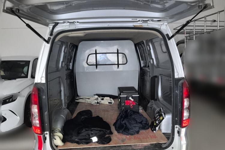 Used Wuling Hongguang V 2022 1.5L Jingqu Edition Enclosed-Window Vehicle with Hydraulic Power Steering LAR Trunk