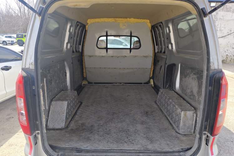 Used Wuling Hongguang V 2022 1.5L Jingqu Edition Enclosed-Window Vehicle with Electric Power Steering LAR Trunk