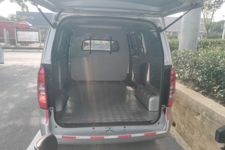 Used Wuling Hongguang V 2022 1.5L Jingqu Edition Enclosed-Window Vehicle with Hydraulic Power Steering LAR Trunk
