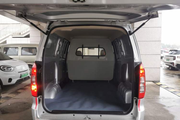 Used Wuling Hongguang V 2022 1.5L Jingqu Edition Enclosed-Window Vehicle with Electric Power Steering LAR Trunk