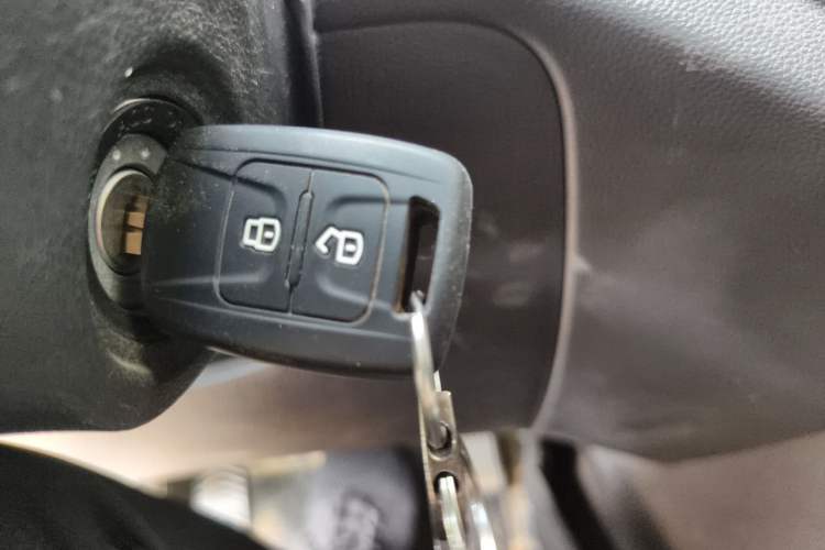 Used Wuling Hongguang V 2022 1.5L Jingqu Edition Electric-Assist LAR Vehicle Key