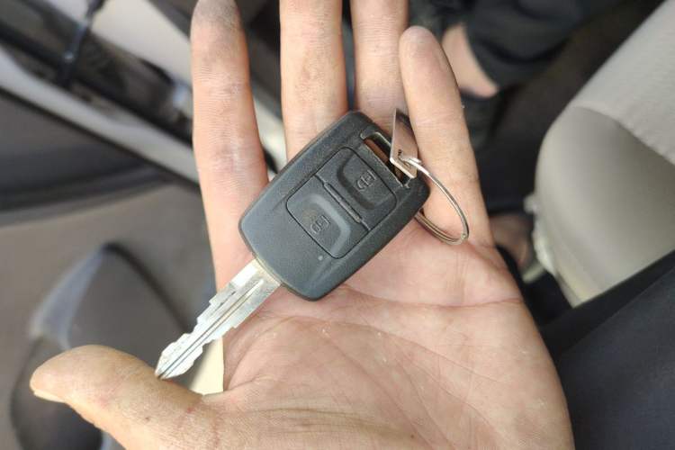 Used Wuling Hongguang V 2022 1.5L Jingqu Version Hydraulic Power Steering LAR Vehicle Key