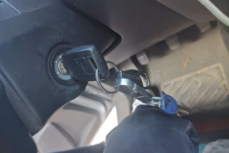 Used Wuling Hongguang V 2022 1.5L Jingqu Edition Electric-Assist LAR Vehicle Key