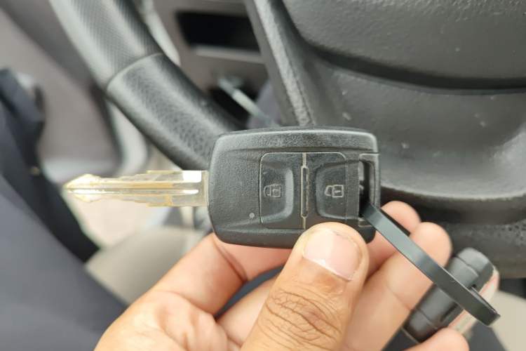 Used Wuling Hongguang V 2022 1.5L Jingqu Version Hydraulic Power Steering LAR Vehicle Key