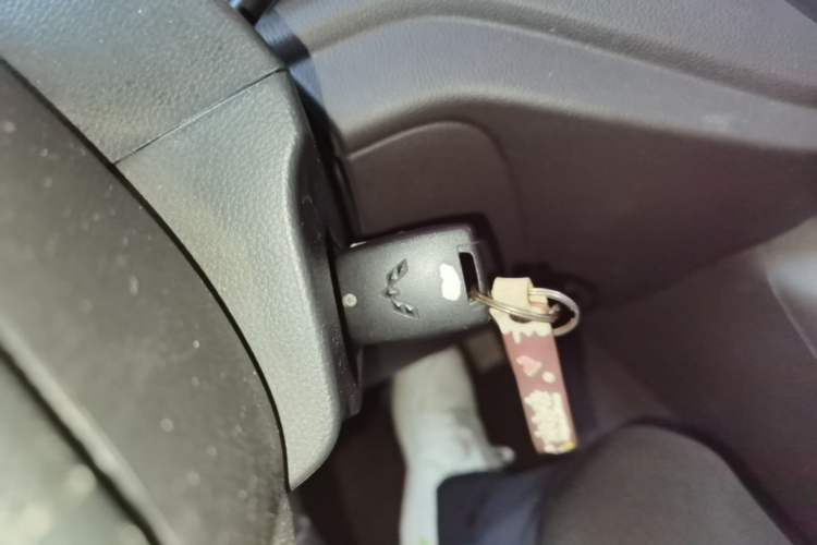 Used Wuling Hongguang V 2022 1.5L Jingqu Version Hydraulic Power Steering LAR Vehicle Key