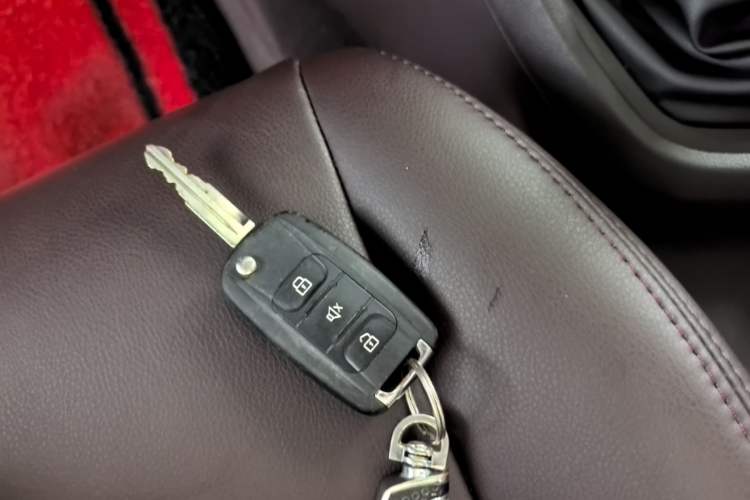 Used Wuling Hongguang V 2022 1.5L Jingqu Edition Electric-Assist LAR Vehicle Key