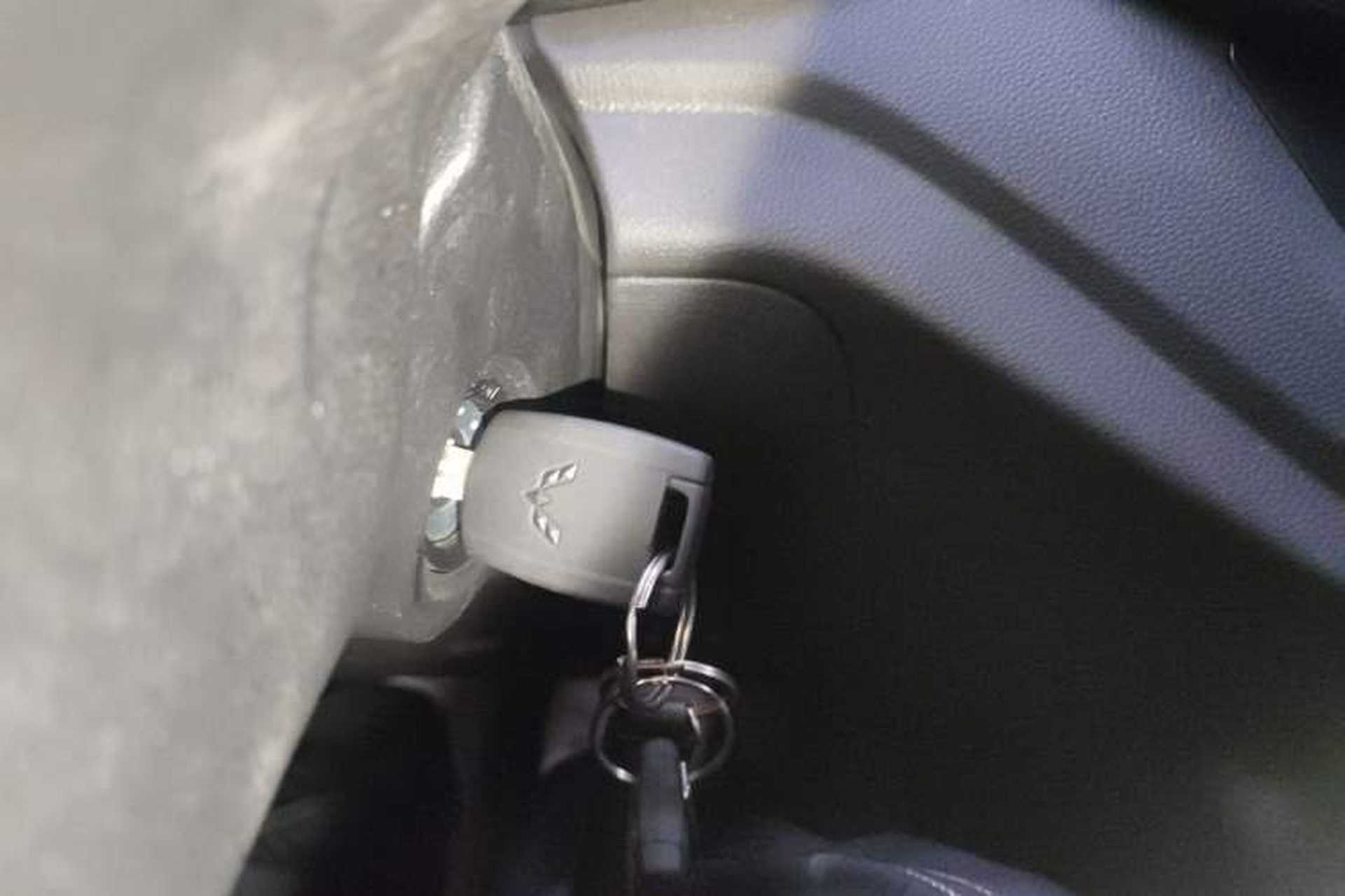 Used Wuling Hongguang V 2022 1.5L Jingqu Edition Electric-Assist LAR Vehicle Key