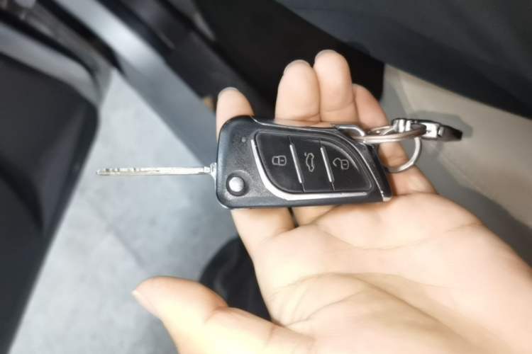 Used Wuling Hongguang V 2022 1.5L Jingqu Edition Enclosed-Window Vehicle with Hydraulic Power Steering LAR Vehicle Key