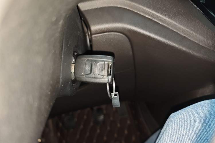 Used Wuling Hongguang V 2022 1.5L Jingqu Version Hydraulic Power Steering LAR Vehicle Key