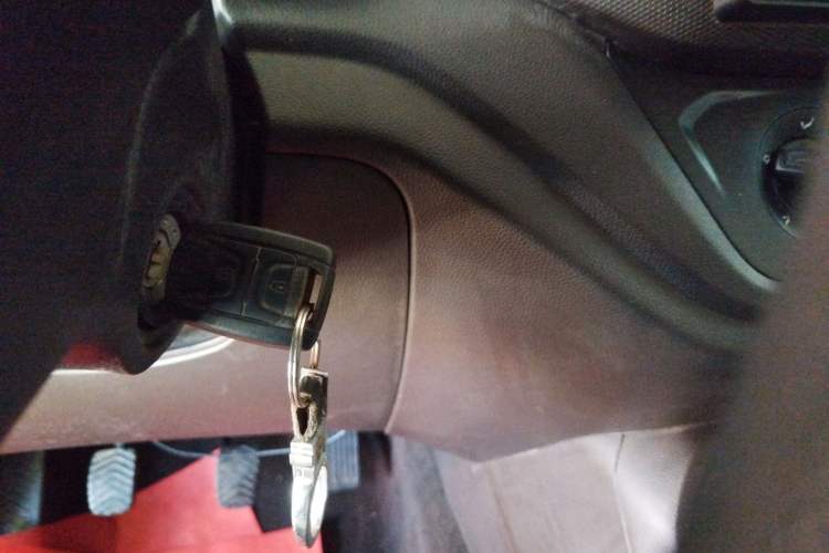 Used Wuling Hongguang V 2022 1.5L Jingqu Edition Enclosed-Window Vehicle with Electric Power Steering LAR Vehicle Key
