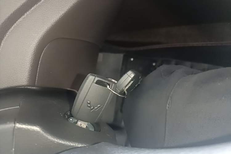 Used Wuling Hongguang V 2022 1.5L Jingqu Edition Electric-Assist LAR Vehicle Key