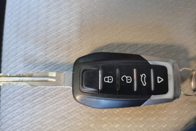Used Wuling Hongguang V 2022 1.5L Jingqu Version Hydraulic Power Steering LAR Vehicle Key