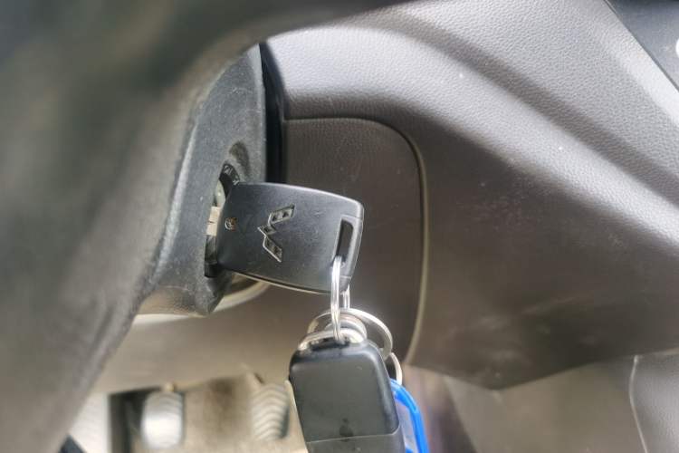 Used Wuling Hongguang V 2022 1.5L Jingqu Edition Enclosed-Window Vehicle with Hydraulic Power Steering LAR Vehicle Key