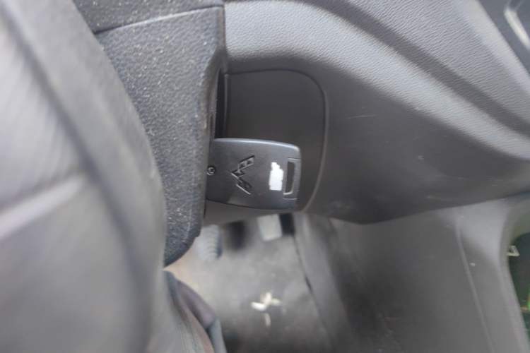 Used Wuling Hongguang V 2022 1.5L Jingqu Edition Enclosed-Window Vehicle with Electric Power Steering LAR Vehicle Key
