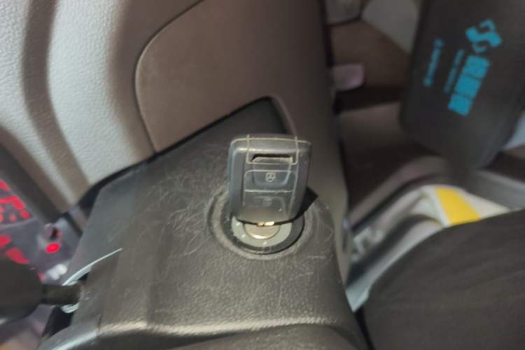 Used Wuling Hongguang V 2022 1.5L Jingqu Version Hydraulic Power Steering LAR Vehicle Key