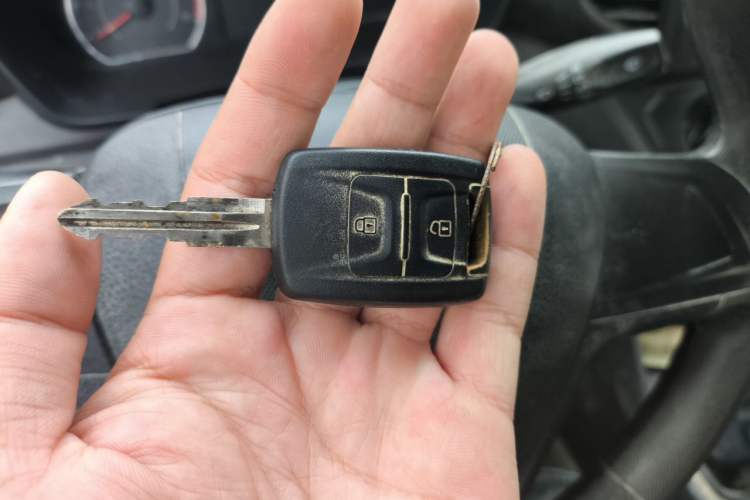 Used Wuling Hongguang V 2022 1.5L Jingqu Edition Enclosed-Window Vehicle with Hydraulic Power Steering LAR Vehicle Key