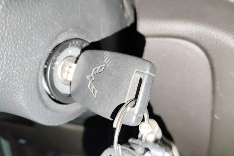 Used Wuling Hongguang V 2022 1.5L Jingqu Version Hydraulic Power Steering LAR Vehicle Key