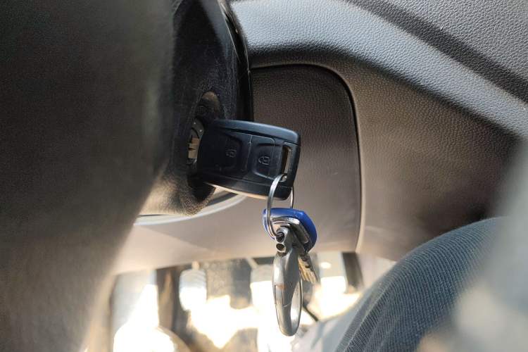 Used Wuling Hongguang V 2022 1.5L Jingqu Version Hydraulic Power Steering LAR Vehicle Key