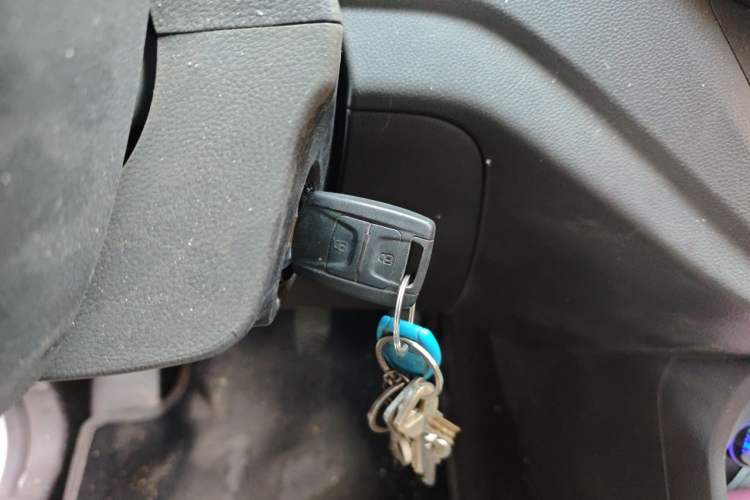 Used Wuling Hongguang V 2022 1.5L Jingqu Edition Electric-Assist LAR Vehicle Key