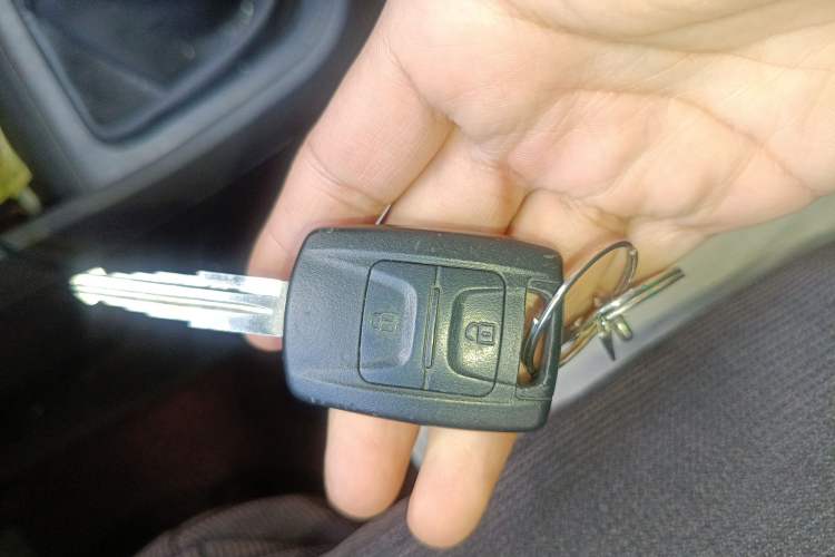 Used Wuling Hongguang V 2022 1.5L Jingqu Edition Enclosed-Window Vehicle with Electric Power Steering LAR Vehicle Key