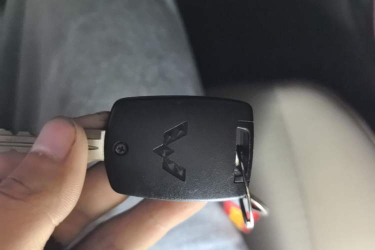 Used Wuling Hongguang V 2022 1.5L Jingqu Edition Enclosed-Window Vehicle with Hydraulic Power Steering LAR Vehicle Key