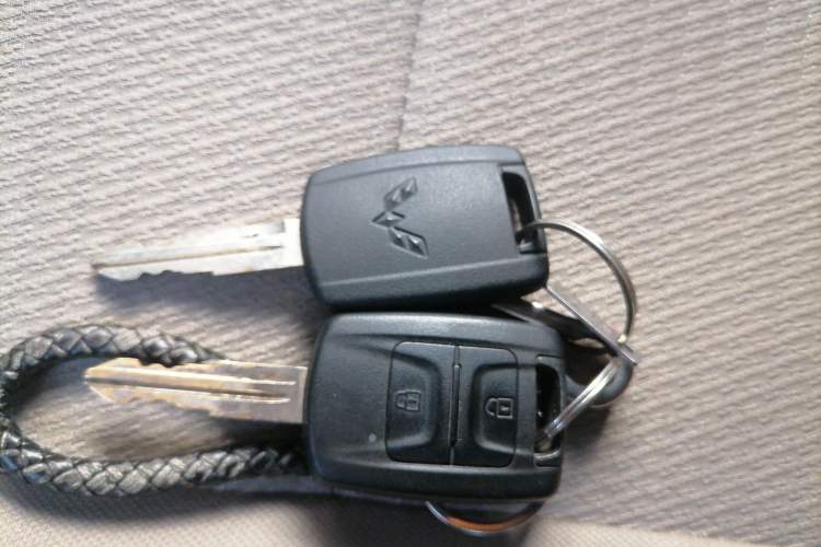 Used Wuling Hongguang V 2022 1.5L Jingqu Edition Enclosed-Window Vehicle with Hydraulic Power Steering LAR Vehicle Key