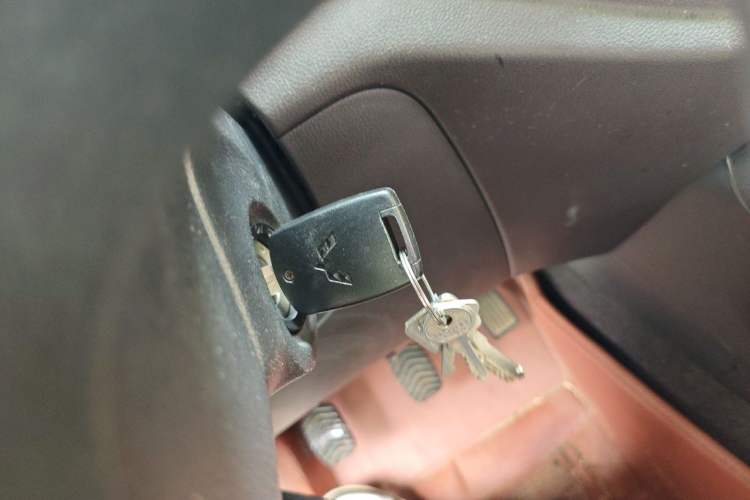 Used Wuling Hongguang V 2022 1.5L Jingqu Version Hydraulic Power Steering LAR Vehicle Key