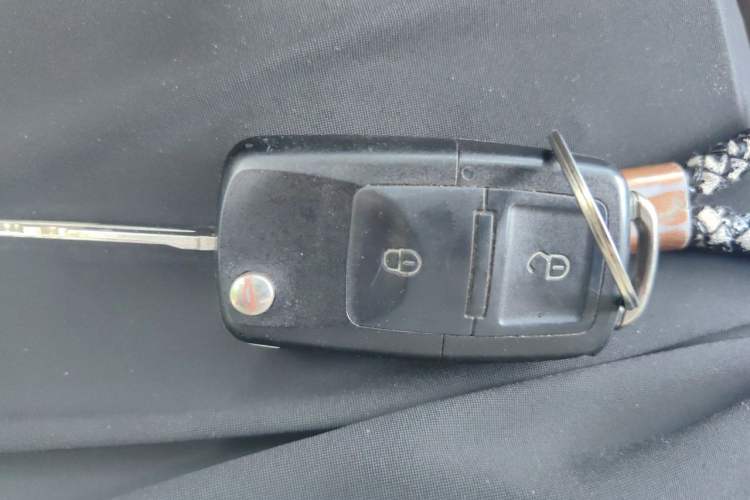 Used Wuling Hongguang V 2022 1.5L Jingqu Edition Enclosed-Window Vehicle with Hydraulic Power Steering LAR Vehicle Key
