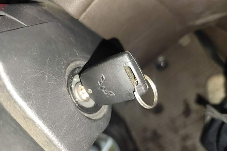 Used Wuling Hongguang V 2022 1.5L Jingqu Version Hydraulic Power Steering LAR Vehicle Key