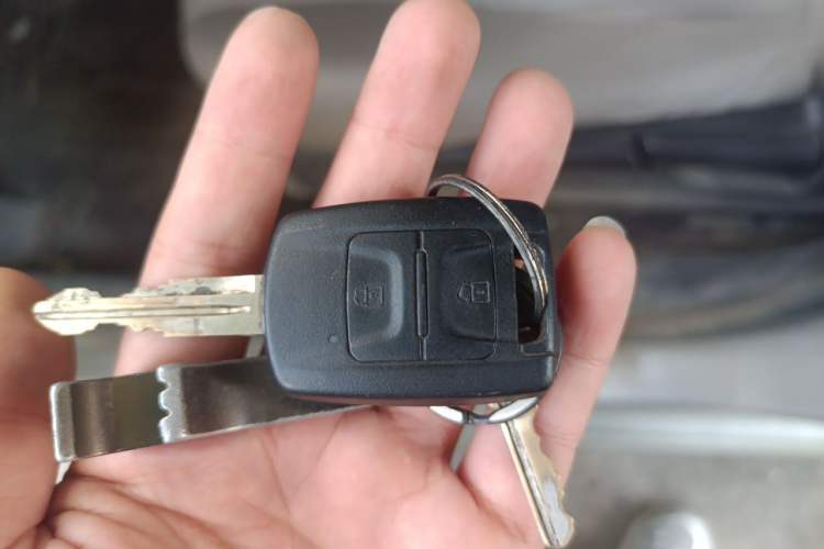 Used Wuling Hongguang V 2022 1.5L Jingqu Edition Enclosed-Window Vehicle with Hydraulic Power Steering LAR Vehicle Key