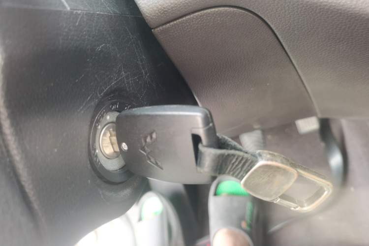 Used Wuling Hongguang V 2022 1.5L Jingqu Edition Enclosed-Window Vehicle with Hydraulic Power Steering LAR Vehicle Key