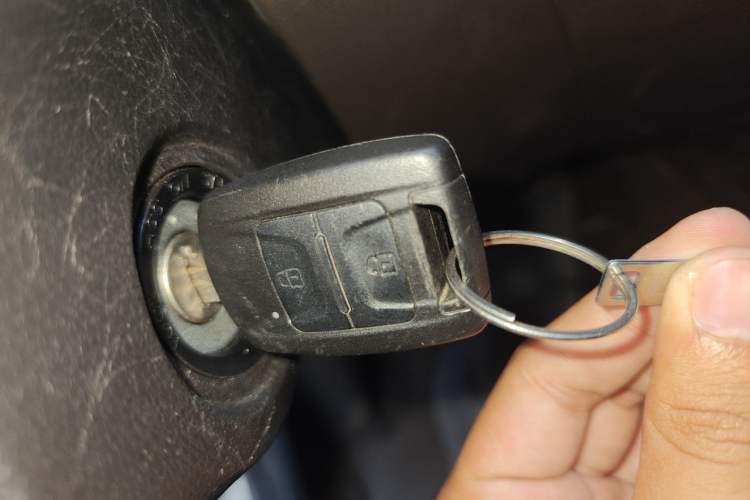 Used Wuling Hongguang V 2022 1.5L Enjoy Edition Hydraulic Power Steering LAR Vehicle Key