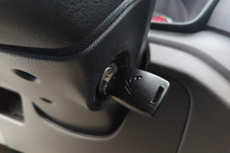 Used Wuling Hongguang V 2022 1.5L Jingqu Edition Electric-Assist LAR Vehicle Key