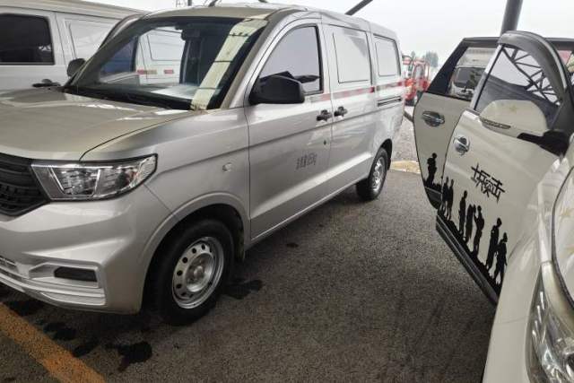 Used Wuling Hongguang V 2022 1.5L Jingqu Edition Enclosed-Window Vehicle with Hydraulic Power Steering LAR