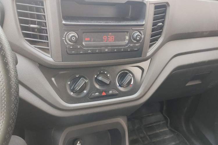 Used Wuling Hongguang V 2022 1.5L Jingqu Edition Enclosed-Window Vehicle with Hydraulic Power Steering LAR Audio And AC Panel
