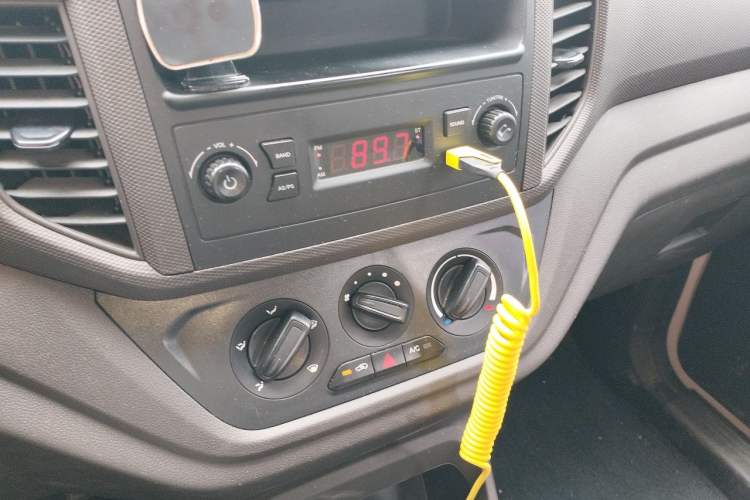 Used Wuling Hongguang V 2022 1.5L Jingqu Version Hydraulic Power Steering LAR Audio And AC Panel