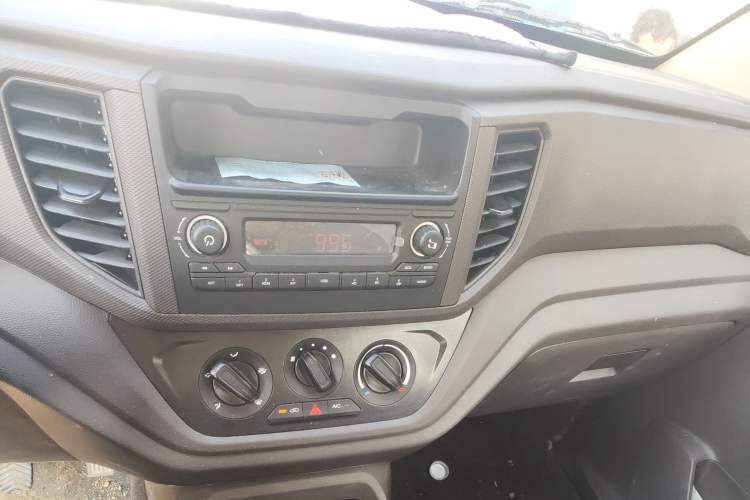 Used Wuling Hongguang V 2022 1.5L Jingqu Edition Electric-Assist LAR Audio And AC Panel