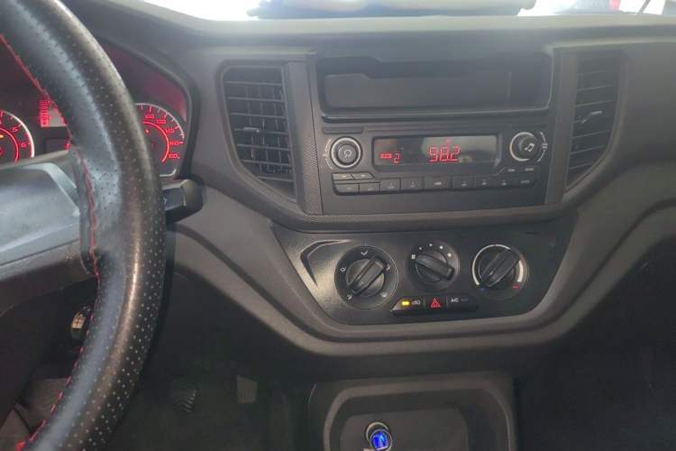 Used Wuling Hongguang V 2022 1.5L Jingqu Edition Electric-Assist LAR Audio And AC Panel