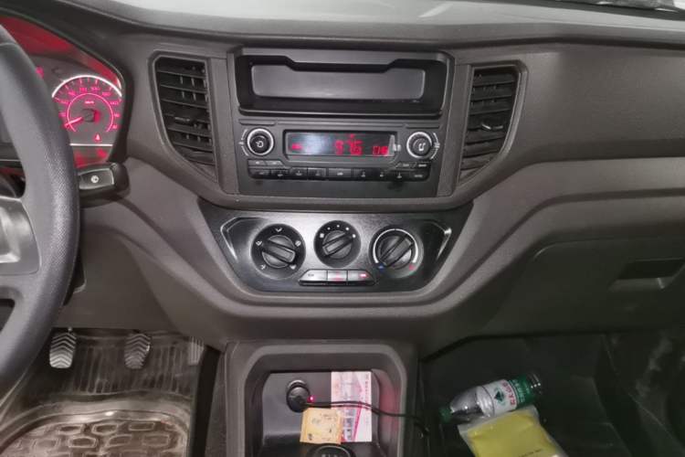 Used Wuling Hongguang V 2022 1.5L Jingqu Edition Electric-Assist LAR Audio And AC Panel